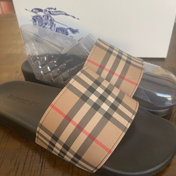 Burberry Men's Black and Tan Slides - Picture 2 of 9